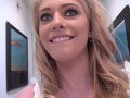 Détails : Une blonde exhibe ses petits seins en webcam live